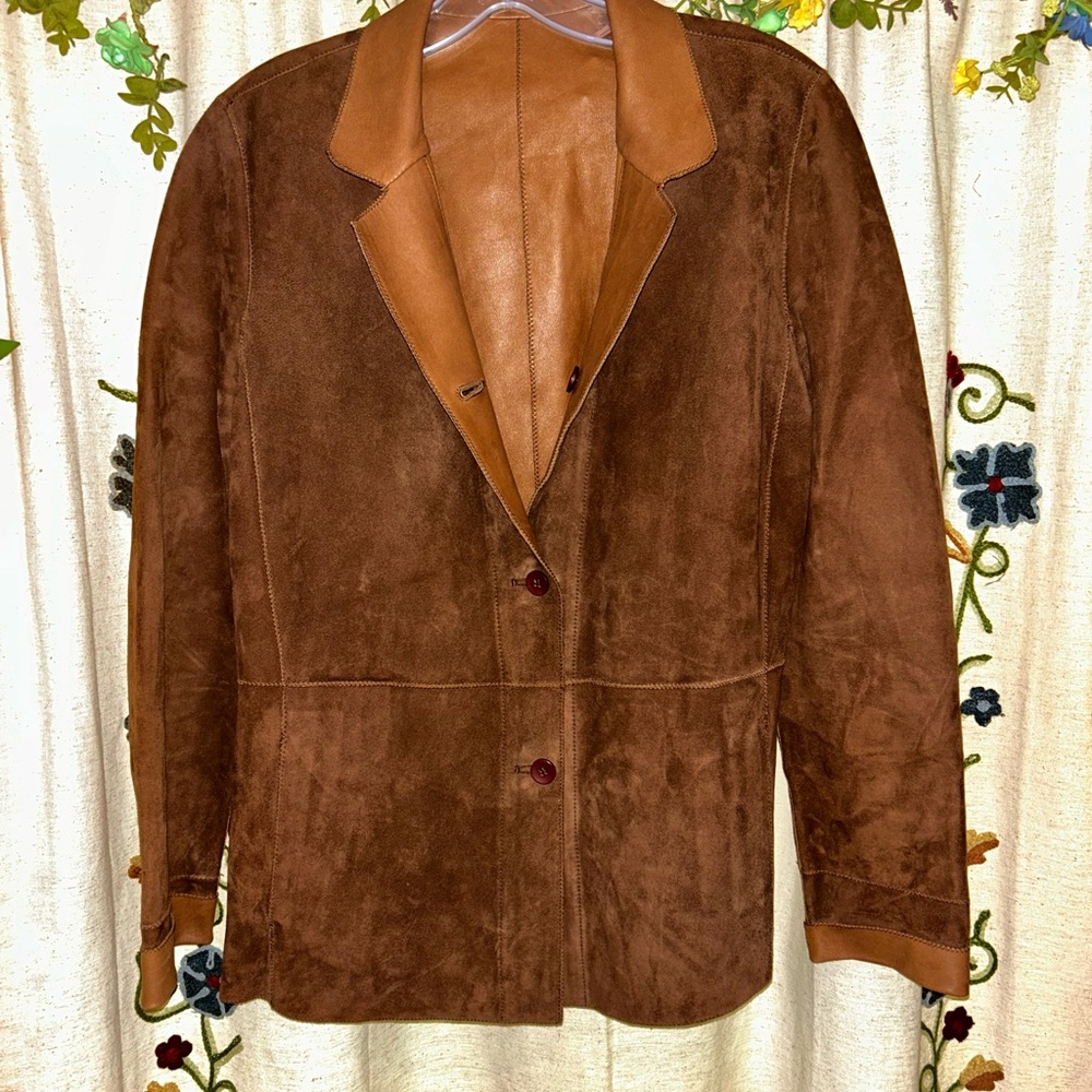 Brown Leather Jacket with Notched Lapels and Tailored Silhouette